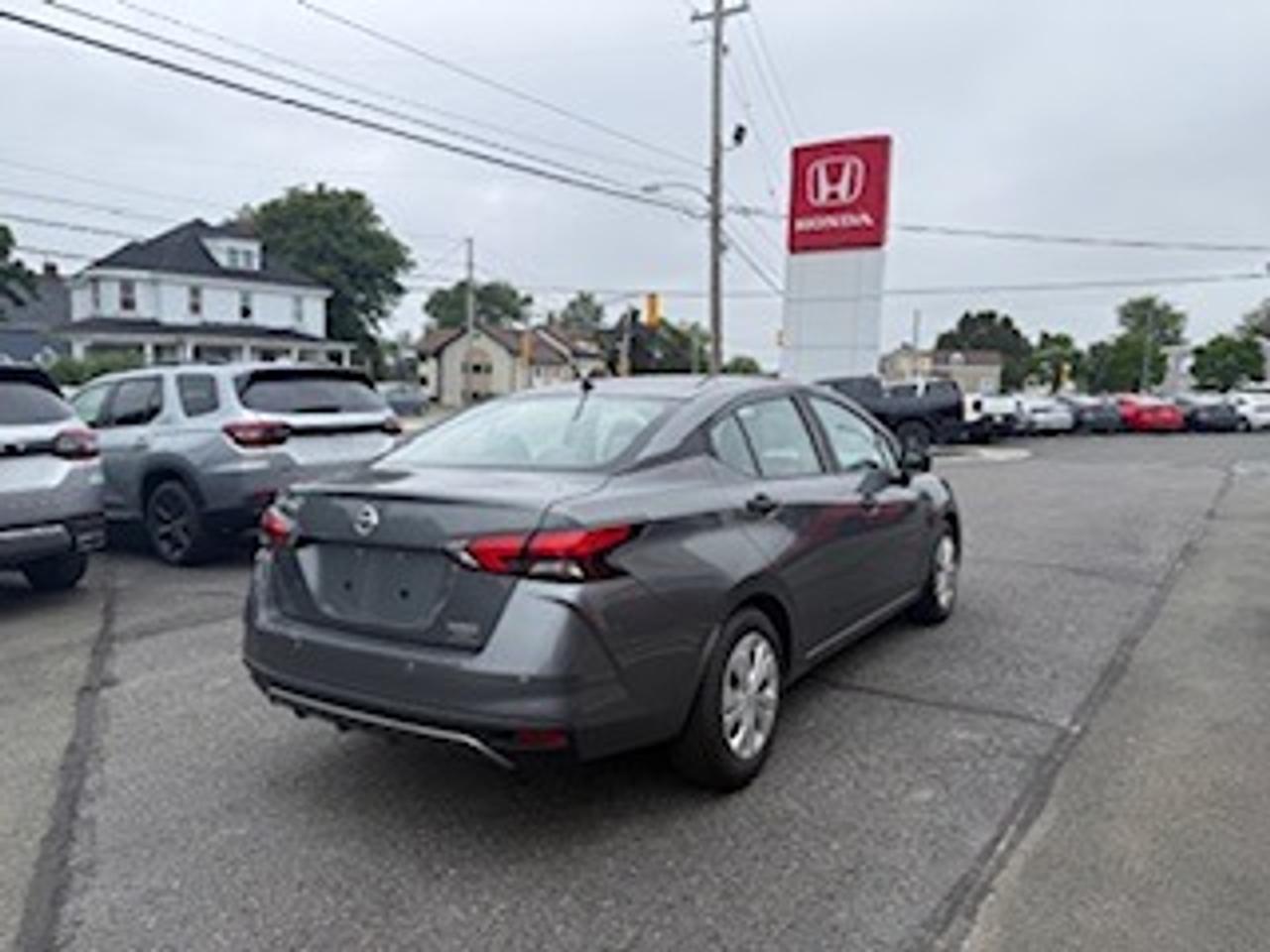 2021 Nissan Versa S Photo