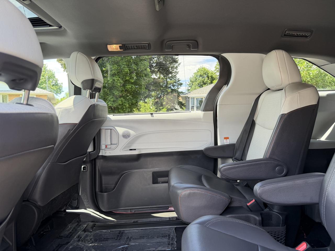 2022 Toyota Sienna XSE 7-Passenger FWD Photo