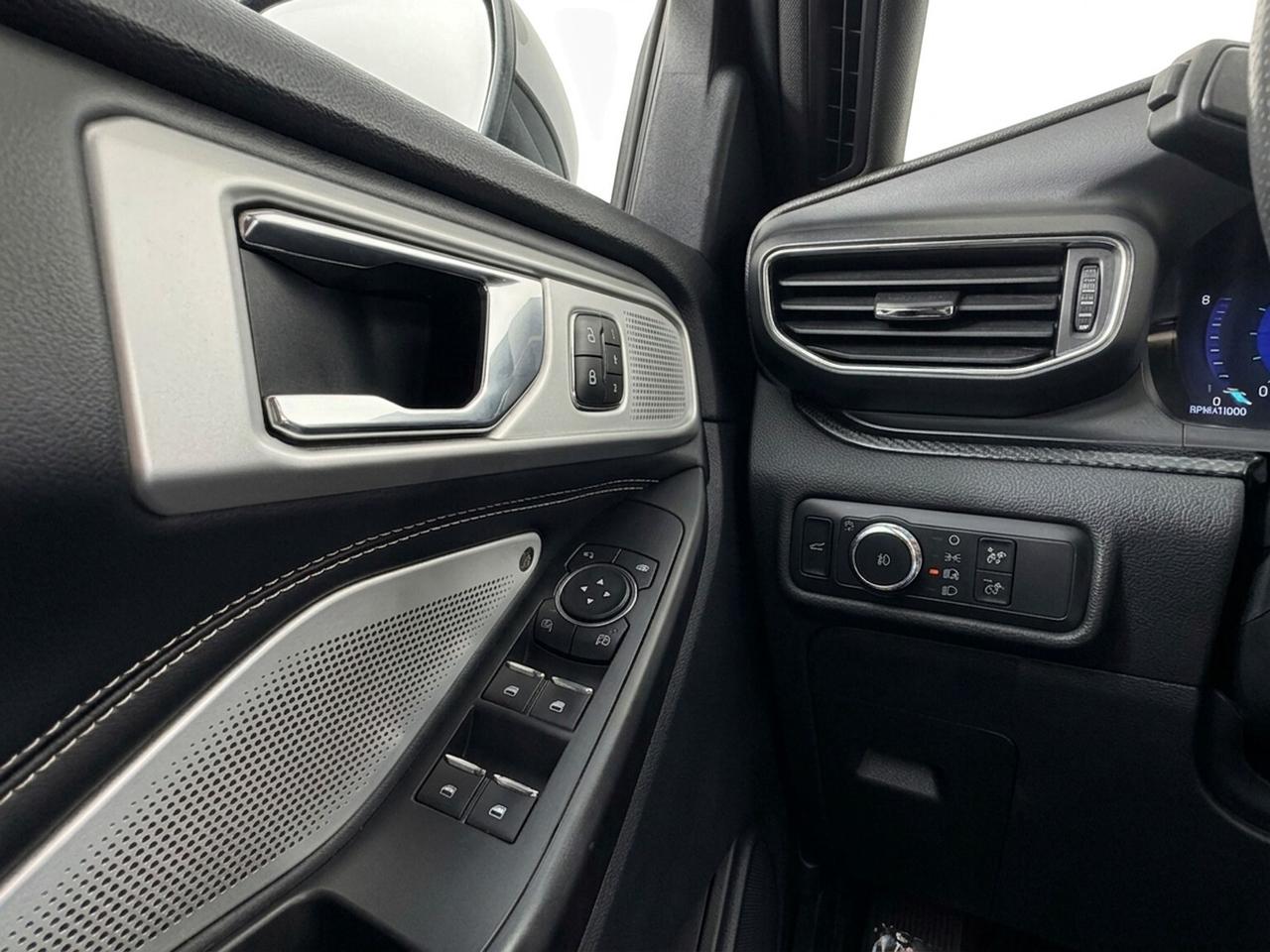 2020 Ford Explorer XLT 4WD Photo