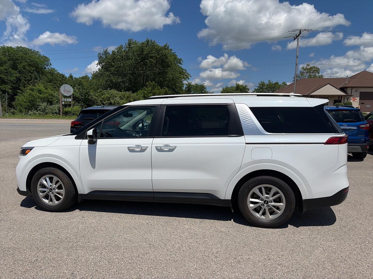 2024 Kia Carnival LX, CLEAN CARFAX, POWER SLIDING DOORS, 8 PASSENGER - Photo #5
