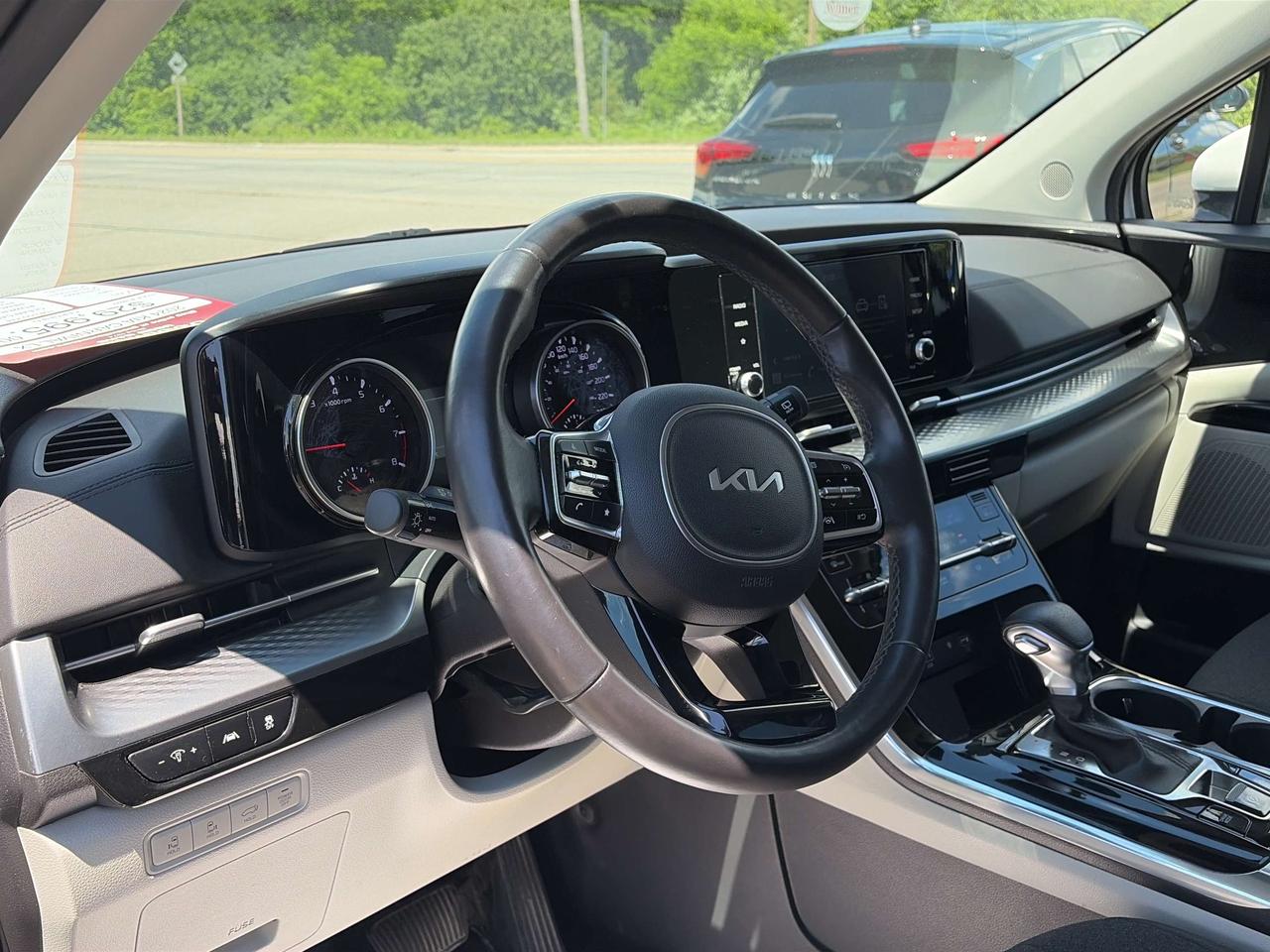 2024 Kia Carnival LX, CLEAN CARFAX, POWER SLIDING DOORS, 8 PASSENGER Photo