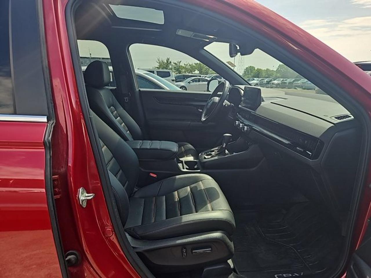 2024 Honda CR-V Hybrid Touring AWD | Leather | Sunroof | Nav | Bose | Adaptive Cruise | Heated Wheel + Seats | and More ! Photo3