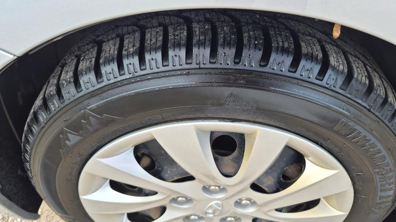 2012 Hyundai Elantra GL, MANUAL, 2 SETS OF TIRES, 4 CYL, AS IS SPECIAL Photo