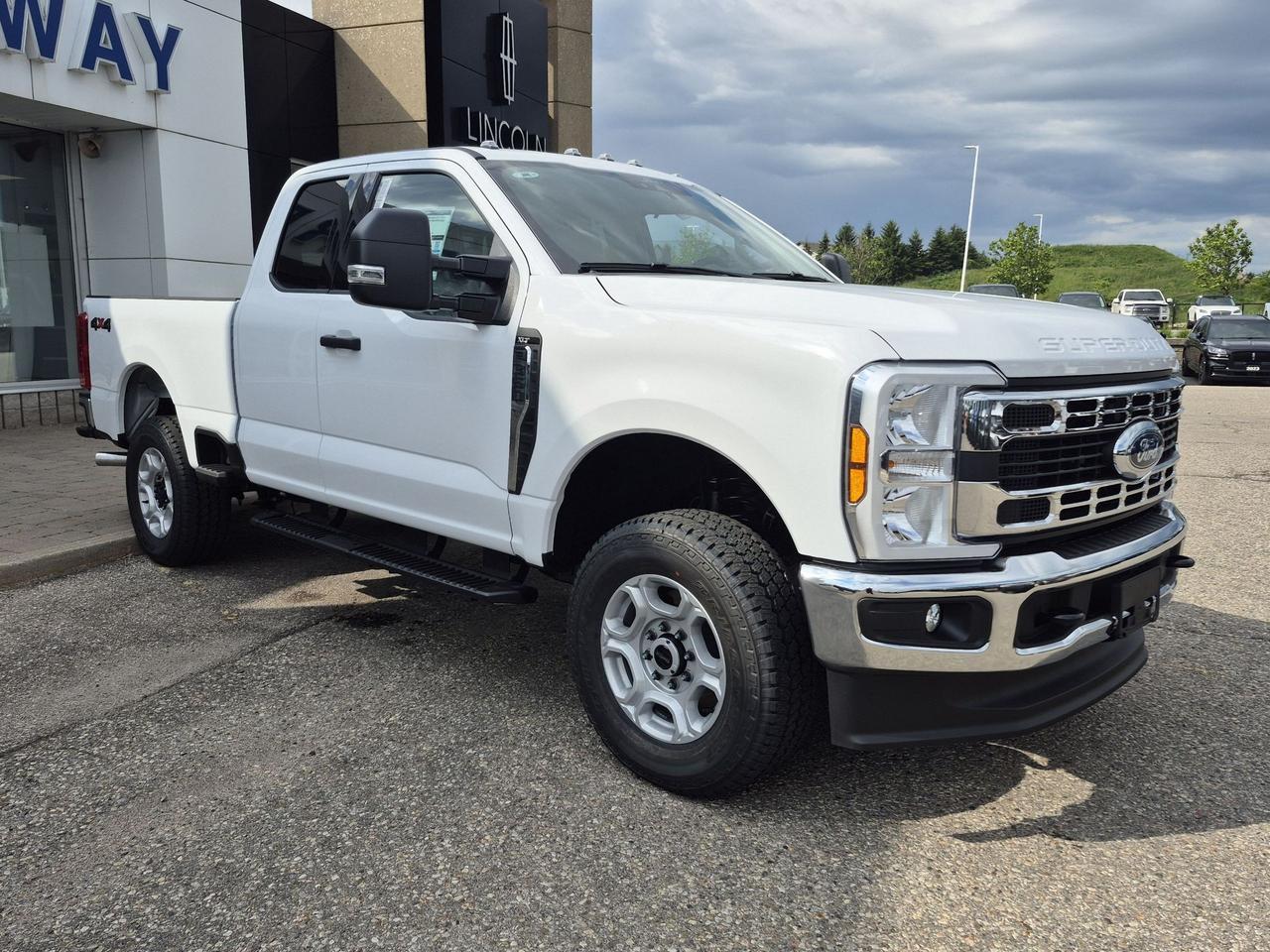 2026 Ford F-350 Super Duty SRW XLT 4WD Super Cab 6.75' Box Photo2