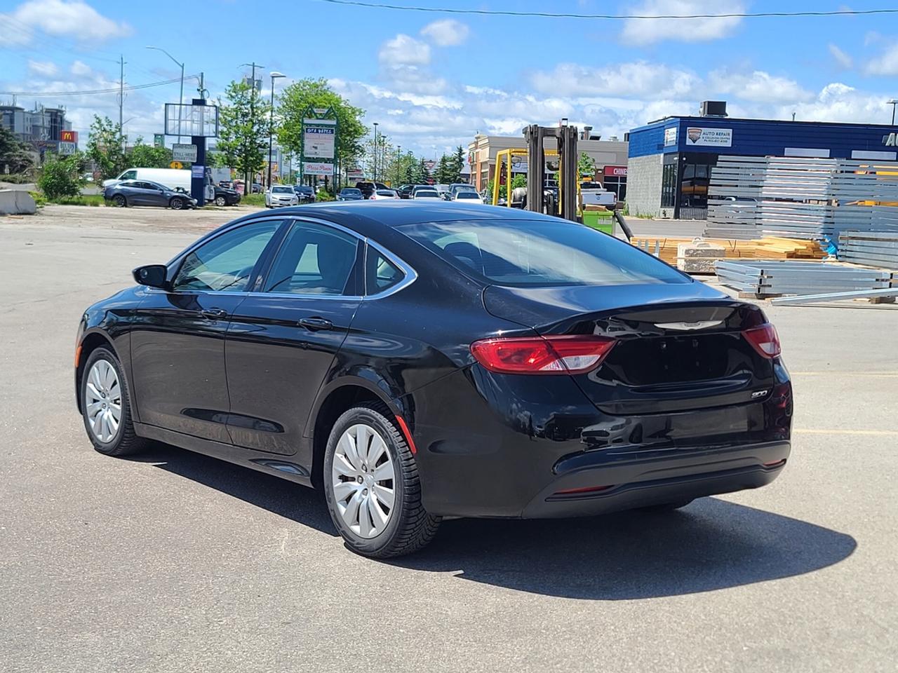 2016 Chrysler 200 LX Photo3
