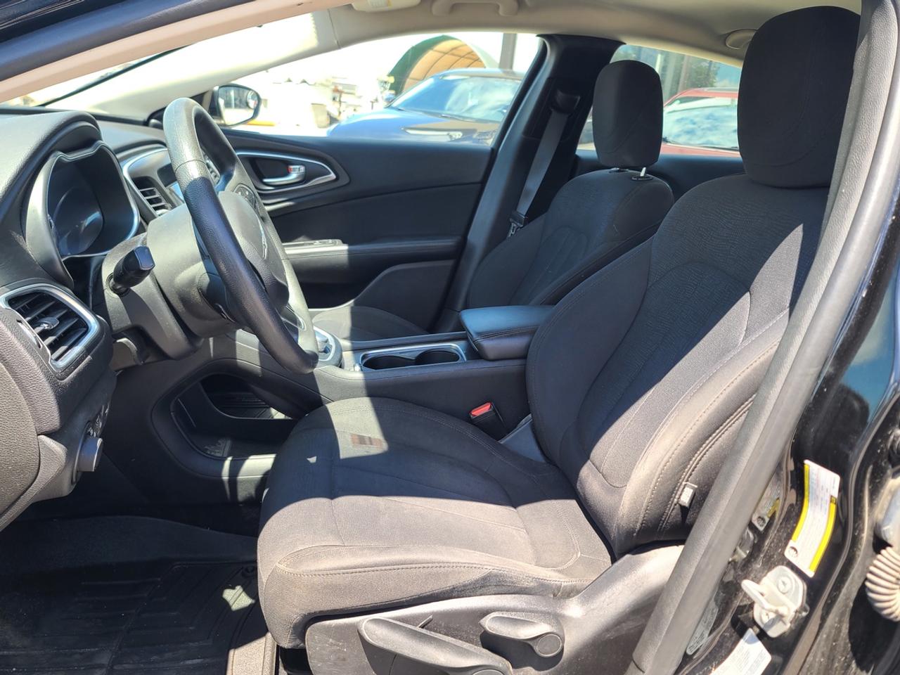 2016 Chrysler 200 LX Photo