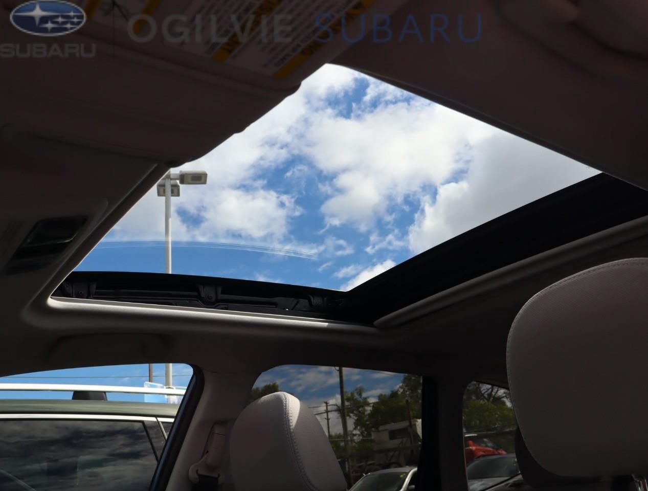 2017 Subaru Forester 2.5i Touring w/Technology Package Option (CVT) 4dr All-Wheel Drive Photo