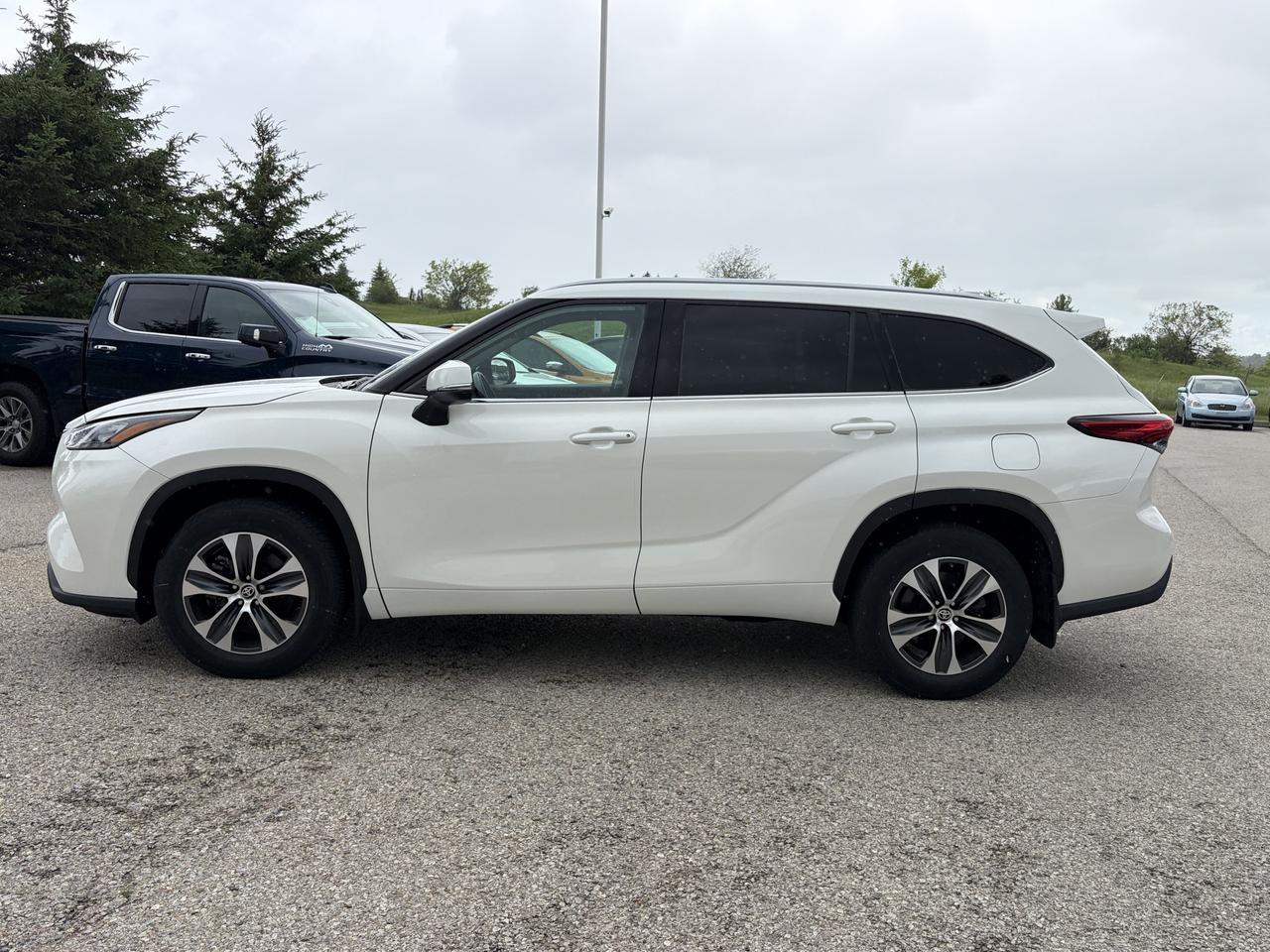 2020 Toyota Highlander XLE AWD   Sunroof   Leather   Heated Seats Photo