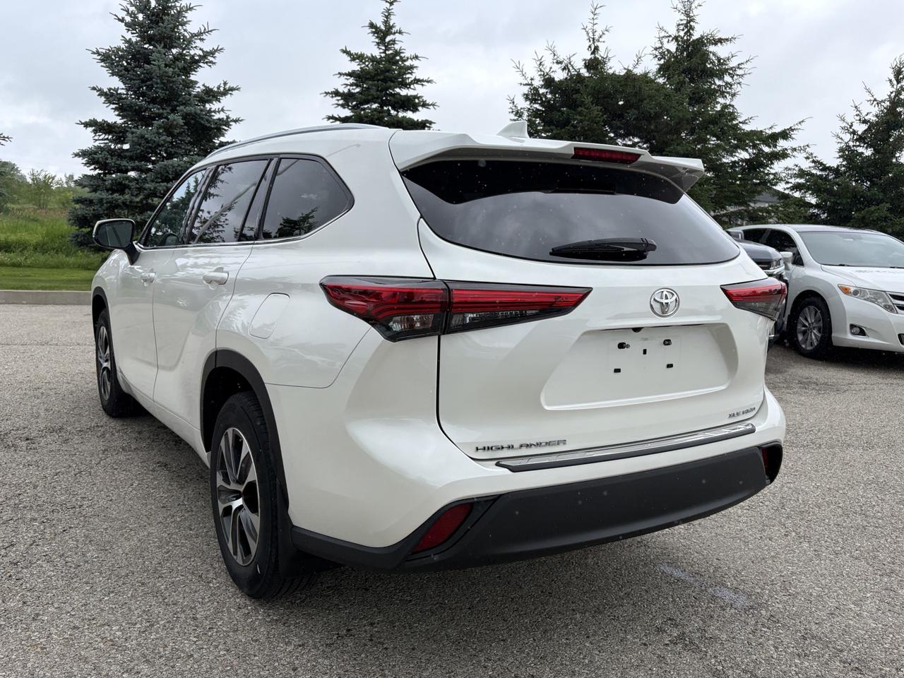 2020 Toyota Highlander XLE AWD   Sunroof   Leather   Heated Seats Photo