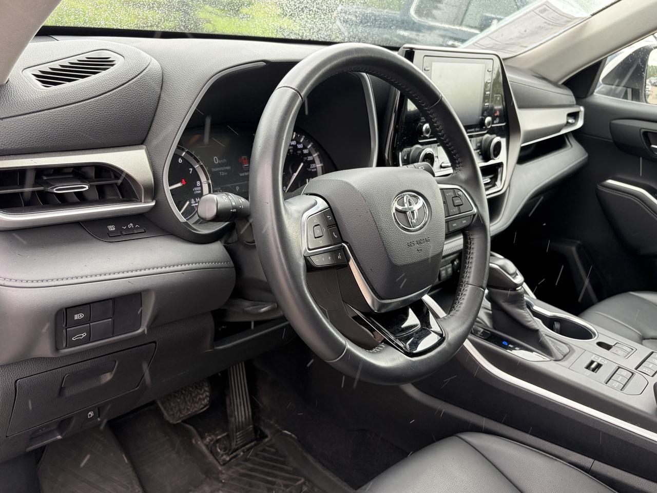 2020 Toyota Highlander XLE AWD   Sunroof   Leather   Heated Seats Photo