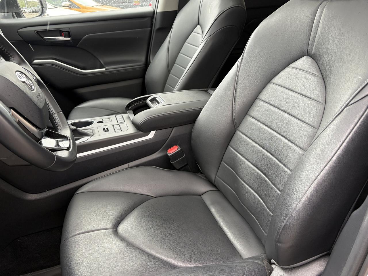 2020 Toyota Highlander XLE AWD   Sunroof   Leather   Heated Seats Photo
