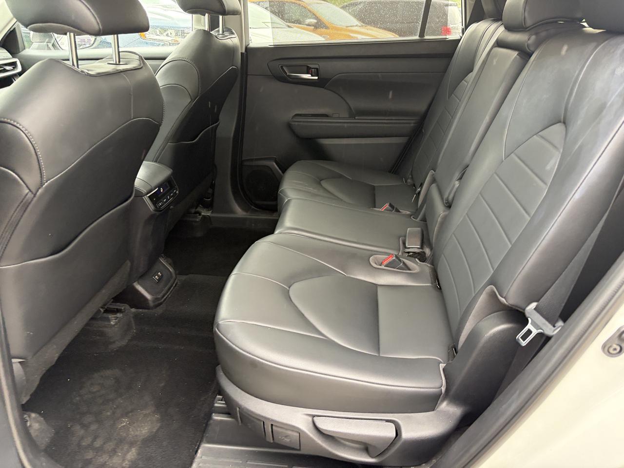 2020 Toyota Highlander XLE AWD   Sunroof   Leather   Heated Seats Photo