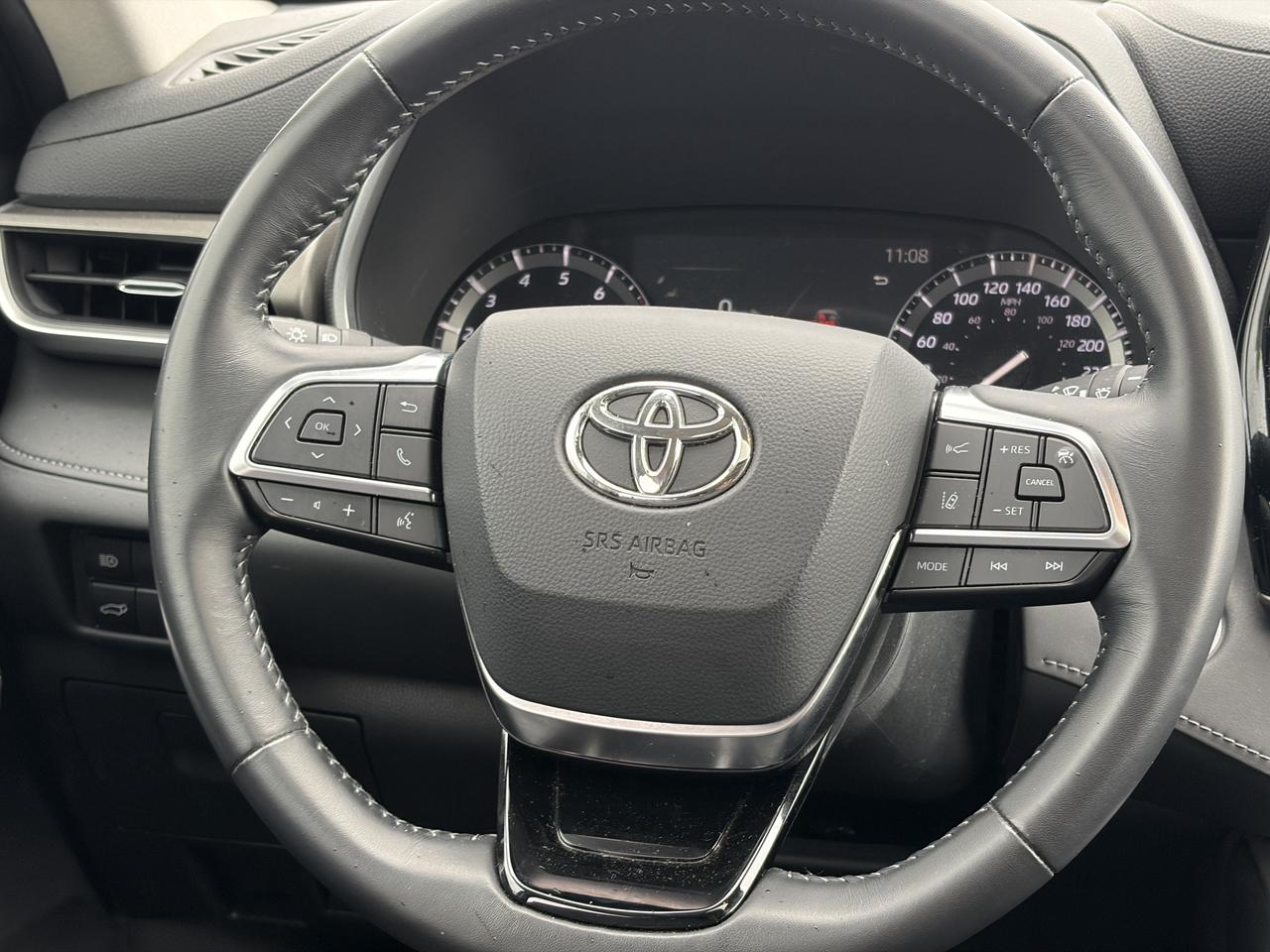 2020 Toyota Highlander XLE AWD   Sunroof   Leather   Heated Seats Photo