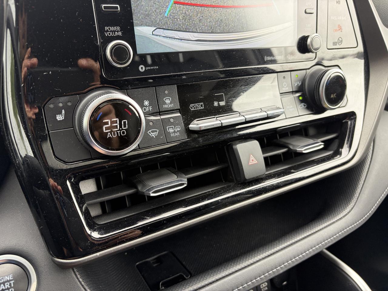 2020 Toyota Highlander XLE AWD   Sunroof   Leather   Heated Seats Photo
