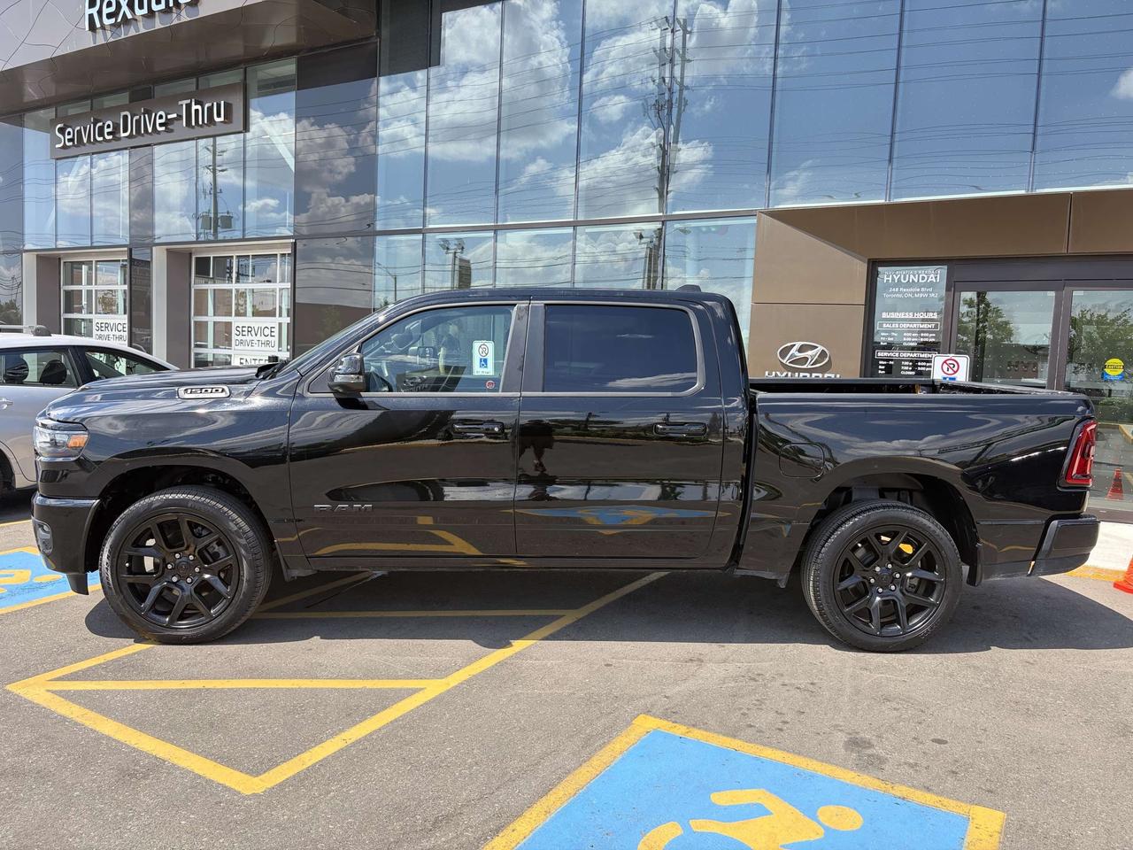 2025 RAM 1500 SPORT 4X4   ONE OWNER Photo1