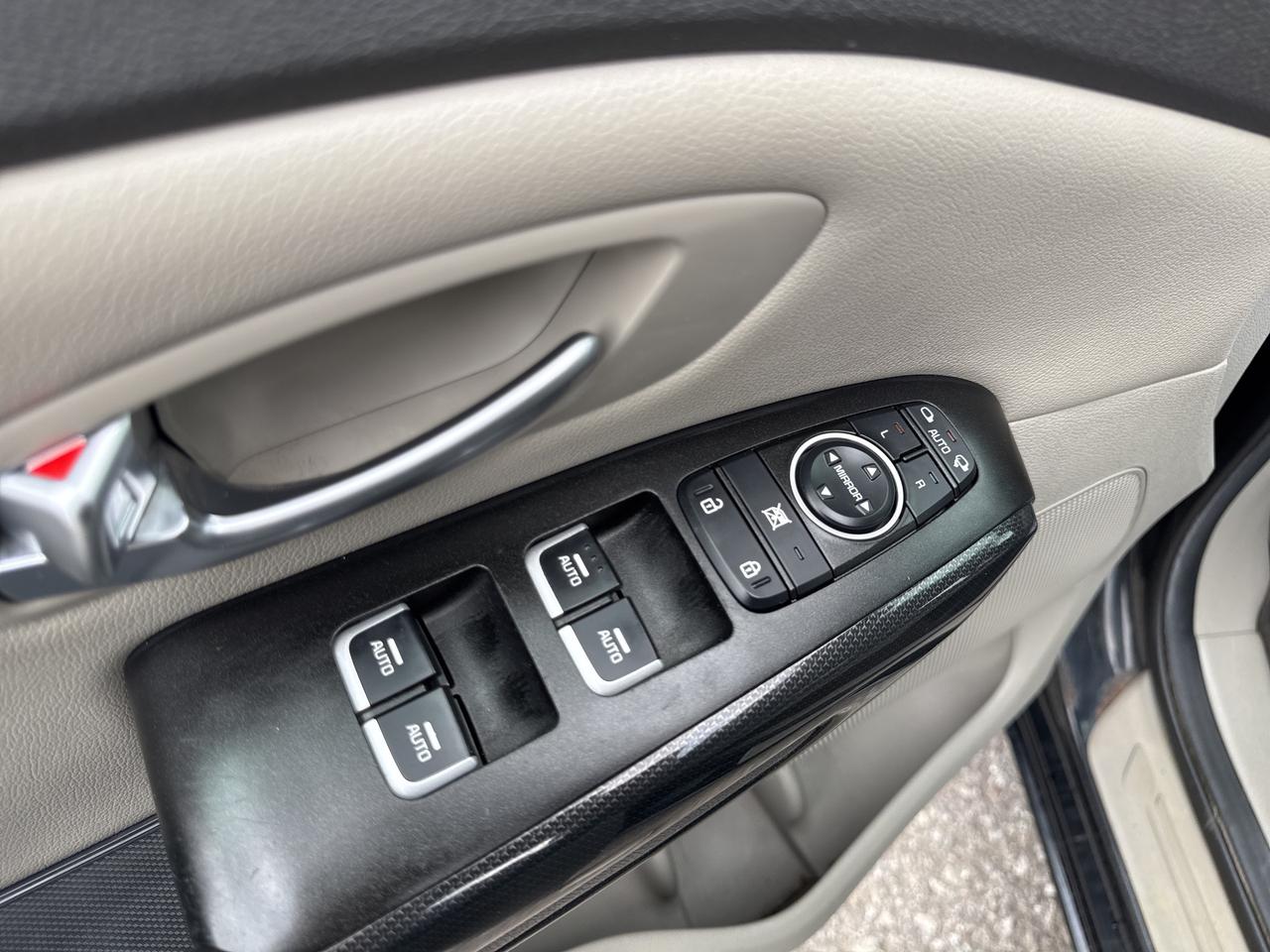 2015 Kia Sedona SX - htd seats - cruise control Photo