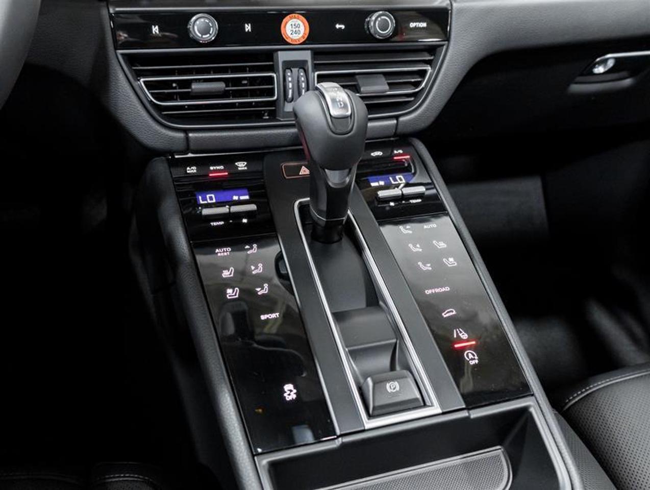 2026 Porsche Macan  Photo
