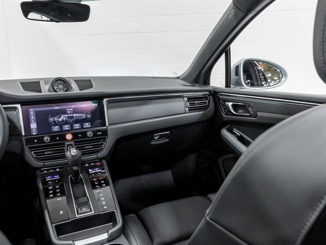 2026 Porsche Macan  Photo