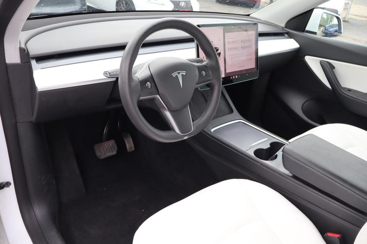 2022 Tesla Model Y Long Range AWD   Dual Motor   7 Passenger Photo