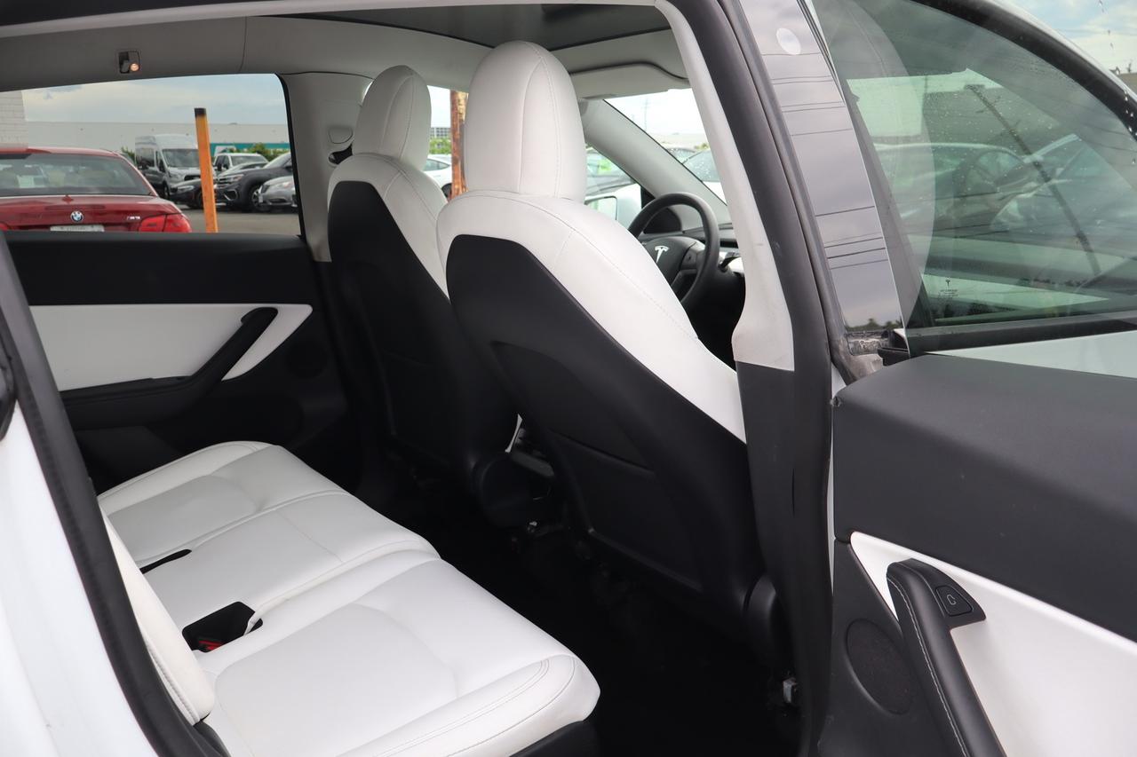 2022 Tesla Model Y Long Range AWD   Dual Motor   7 Passenger Photo