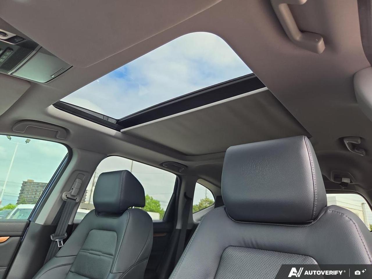 2019 Honda CR-V Touring AWD   LEATHER   SUNROOF   ONE OWNER Photo