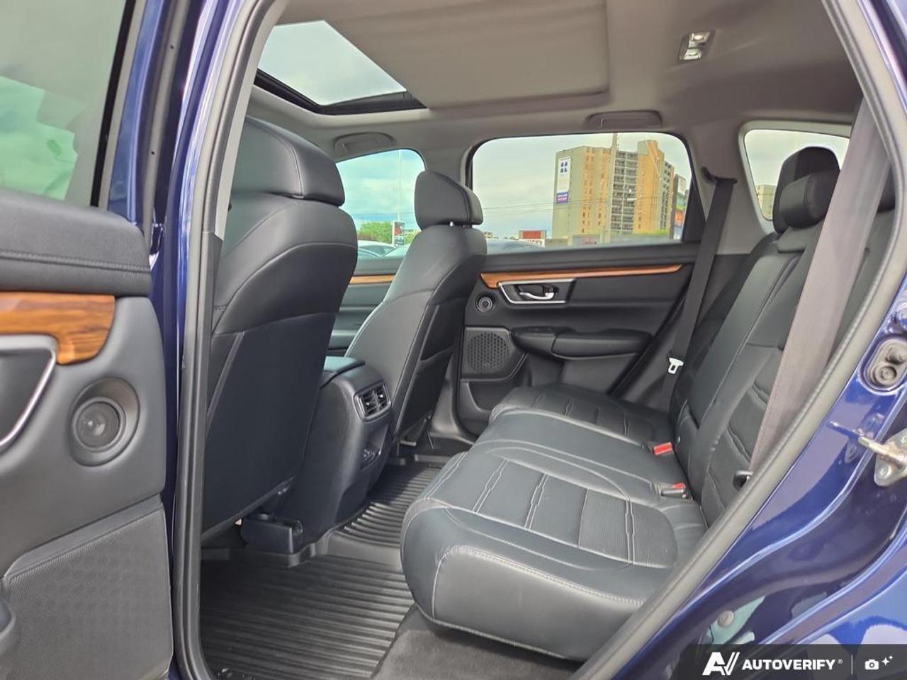 2019 Honda CR-V Touring AWD   LEATHER   SUNROOF   ONE OWNER Photo