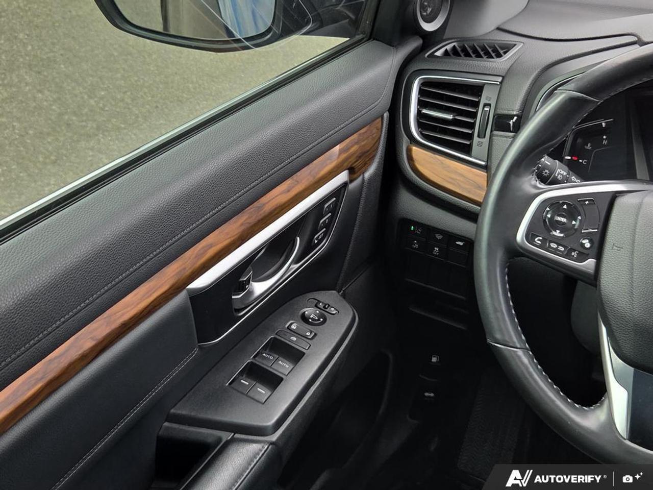 2019 Honda CR-V Touring AWD   LEATHER   SUNROOF   ONE OWNER Photo