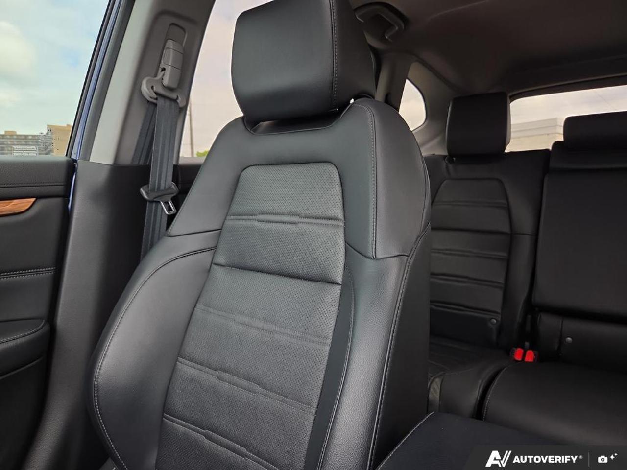 2019 Honda CR-V Touring AWD   LEATHER   SUNROOF   ONE OWNER Photo