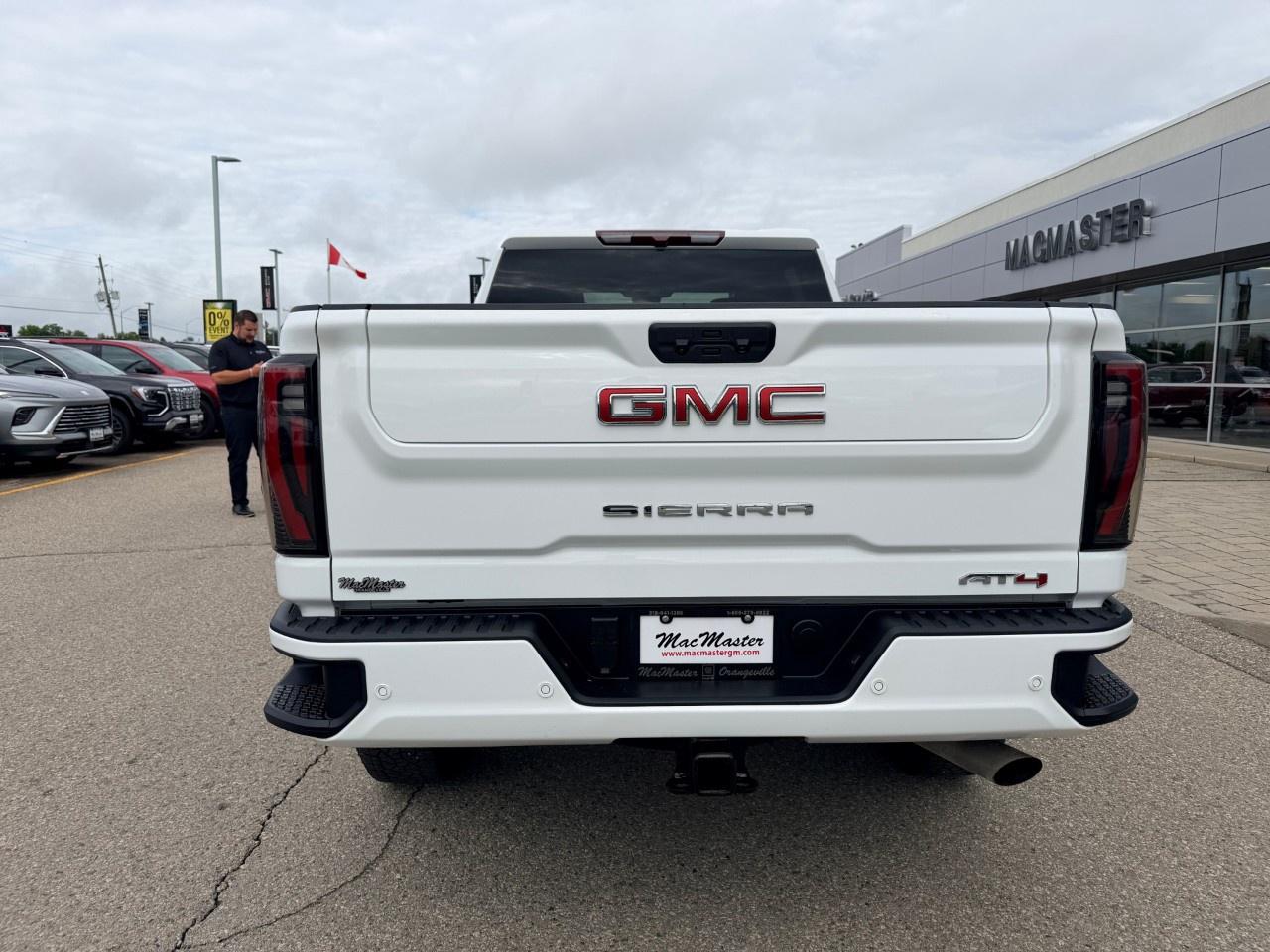 2025 GMC SIERRA 2500HD 4WD Crew Cab Standard Box AT4 Photo