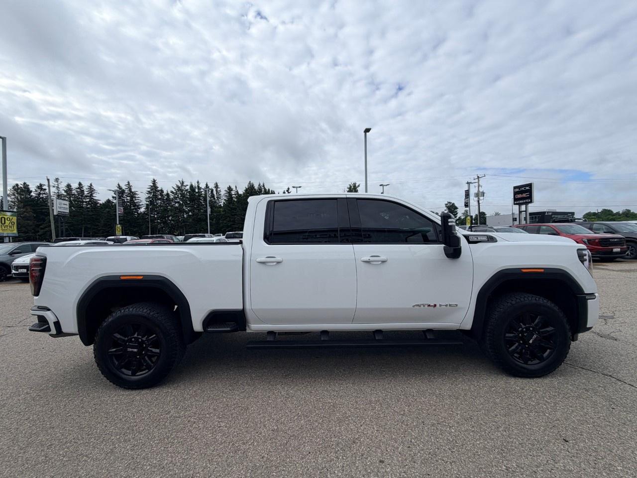 2025 GMC SIERRA 2500HD 4WD Crew Cab Standard Box AT4 Photo