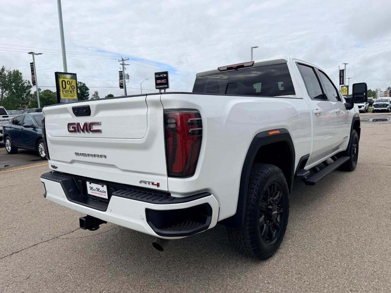 2025 GMC SIERRA 2500HD 4WD Crew Cab Standard Box AT4 Photo