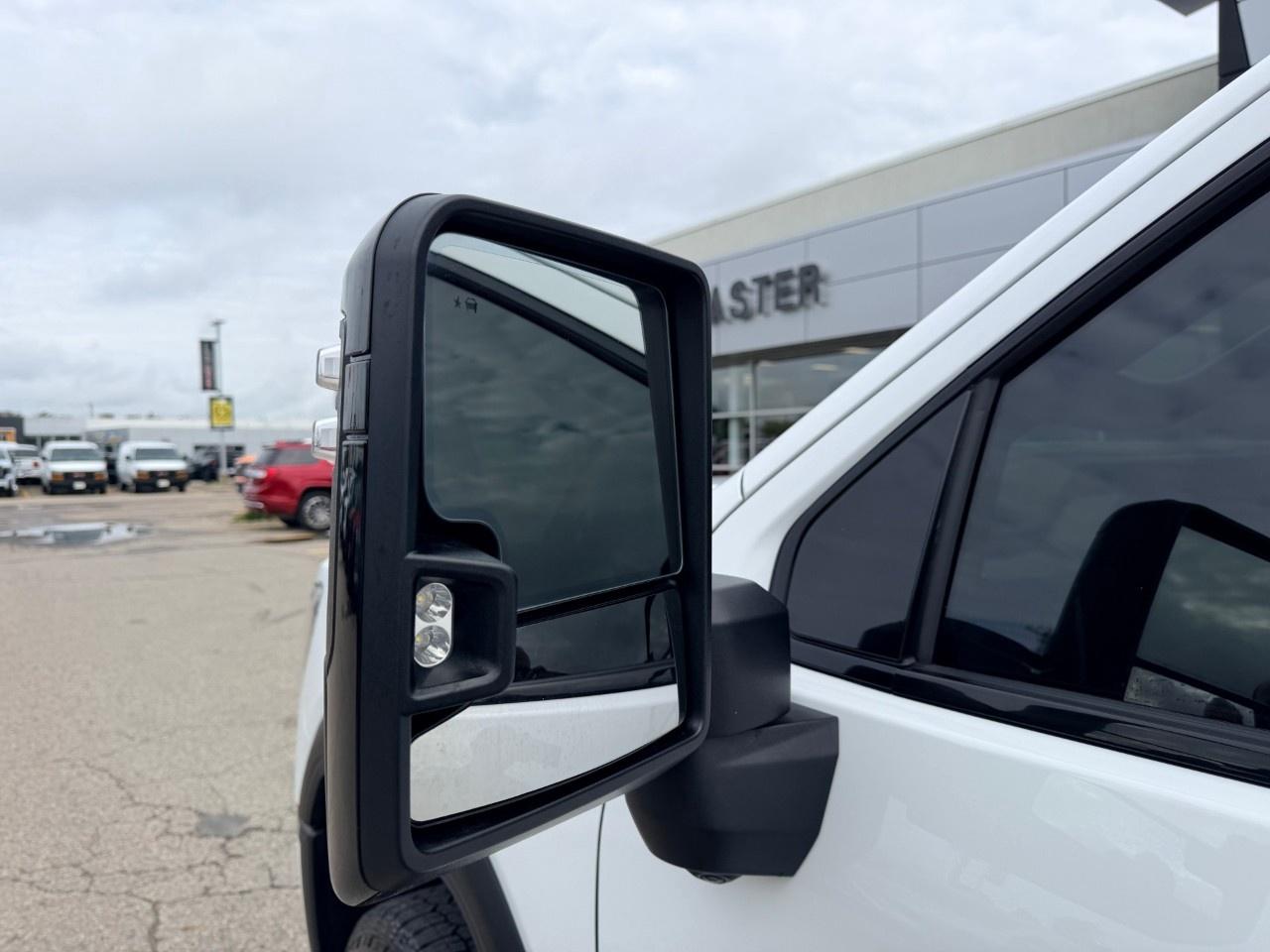 2025 GMC SIERRA 2500HD 4WD Crew Cab Standard Box AT4 Photo