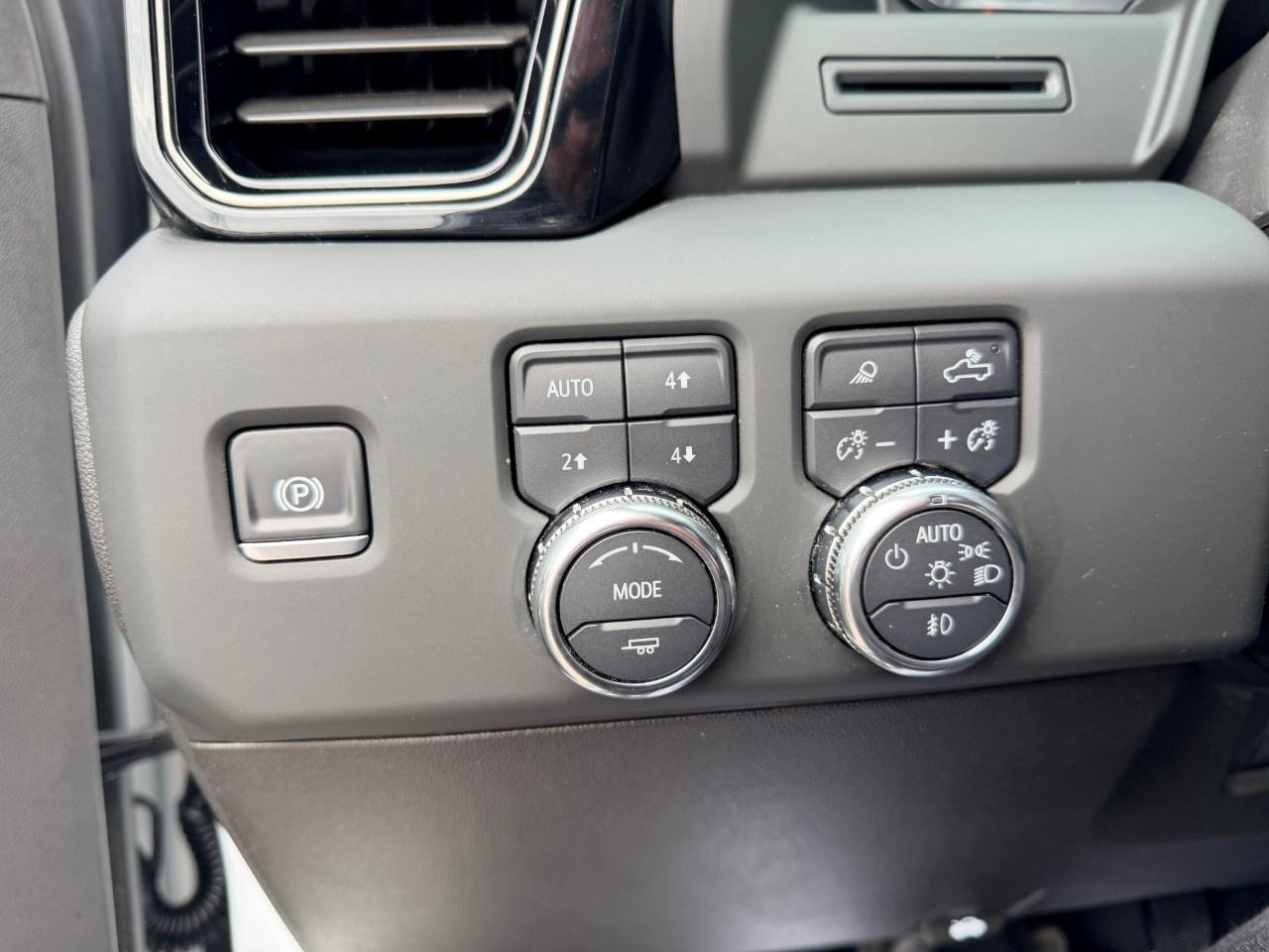 2025 GMC SIERRA 2500HD 4WD Crew Cab Standard Box AT4 Photo