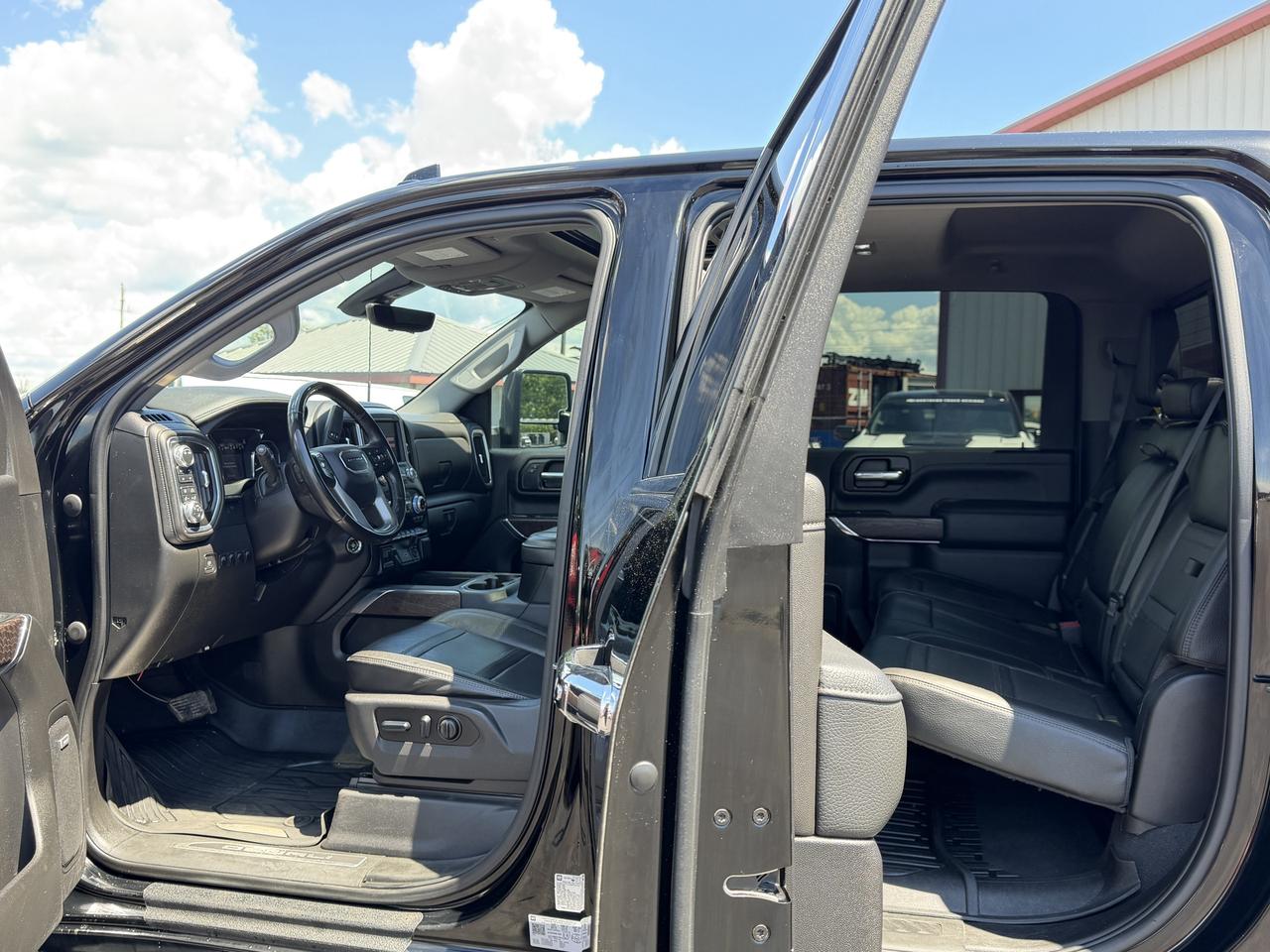 2023 GMC SIERRA 2500HD 4WD Crew Cab 159  Denali Photo