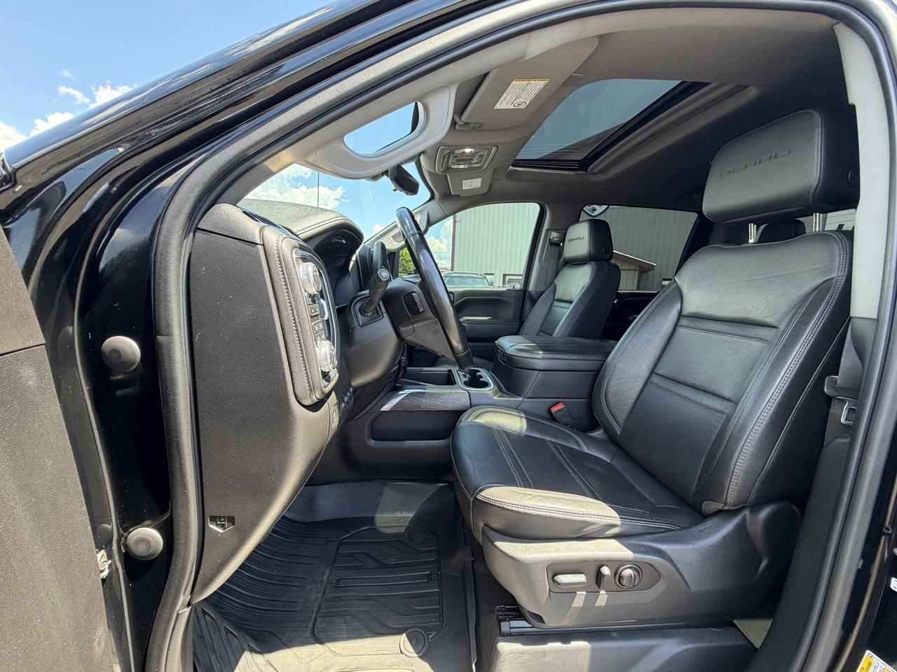 2023 GMC SIERRA 2500HD 4WD Crew Cab 159  Denali Photo