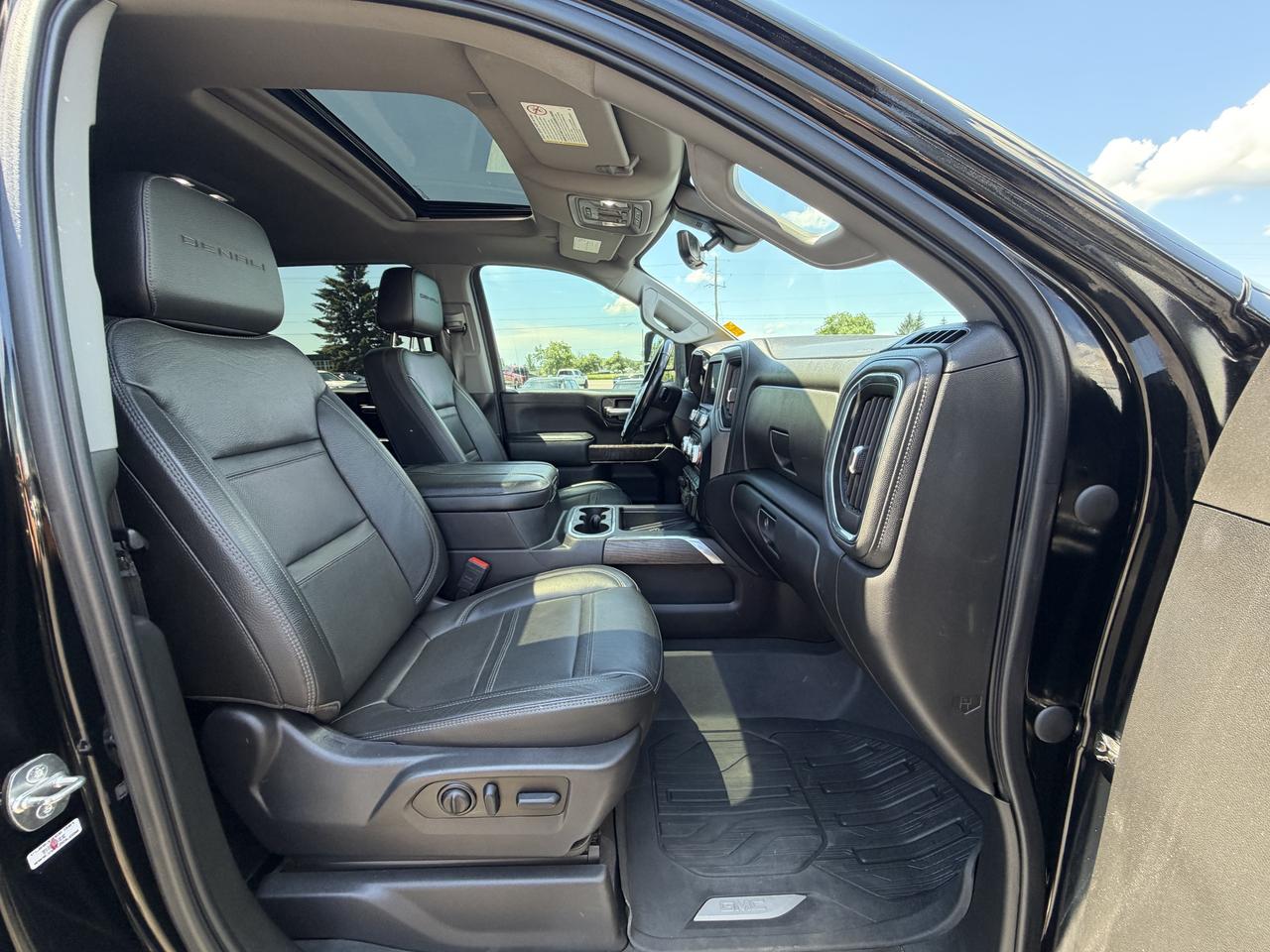 2023 GMC SIERRA 2500HD 4WD Crew Cab 159  Denali Photo