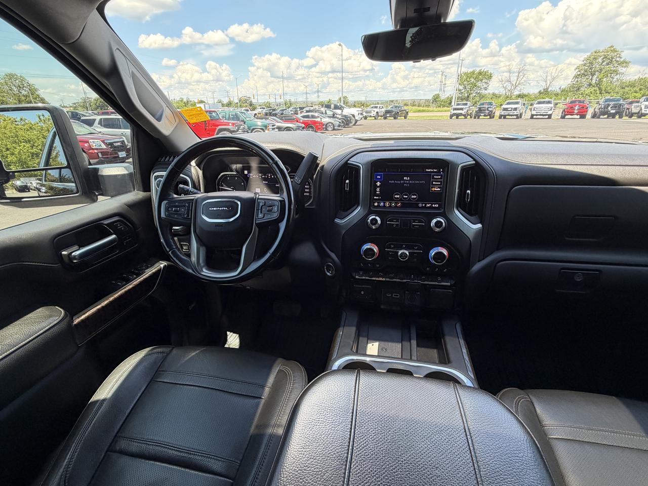 2023 GMC SIERRA 2500HD 4WD Crew Cab 159  Denali Photo