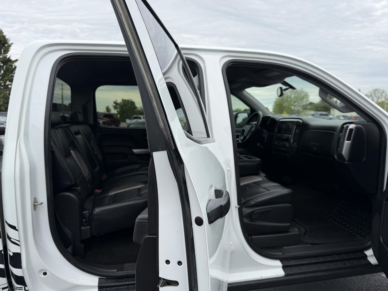 2014 Chevrolet Silverado 1500 4WD Crew Cab Short Box LT w-1LT Photo