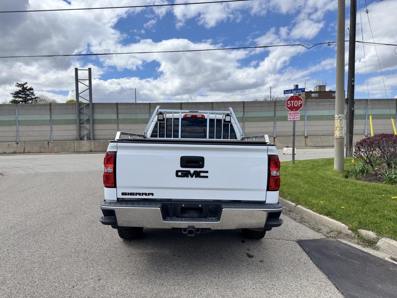 2017 GMC Sierra 1500 4WD Crew Cab v8 Long BOX! Photo3