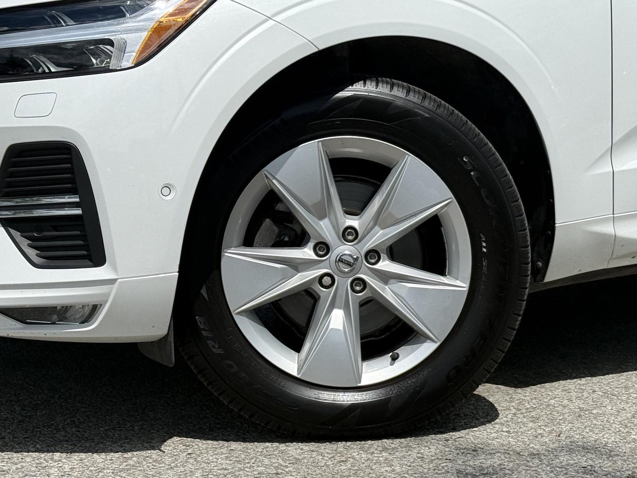 2022 Volvo XC60 B5 l AWD l Momentum l Google System l 2 Wheel Sets Photo3