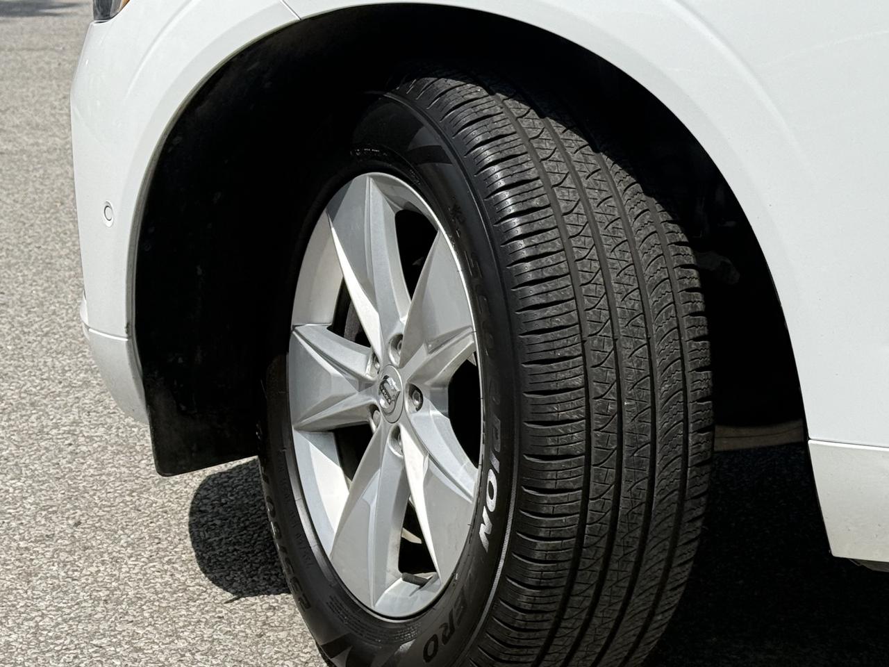 2022 Volvo XC60 B5 l AWD l Momentum l Google System l 2 Wheel Sets Photo4