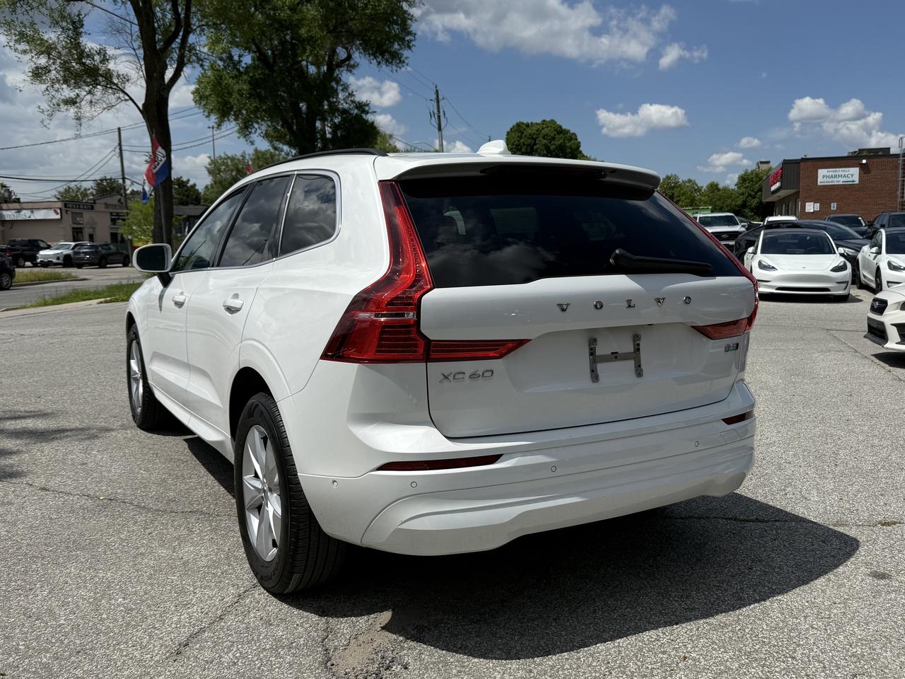2022 Volvo XC60 B5 l AWD l Momentum l Google System l 2 Wheel Sets Photo
