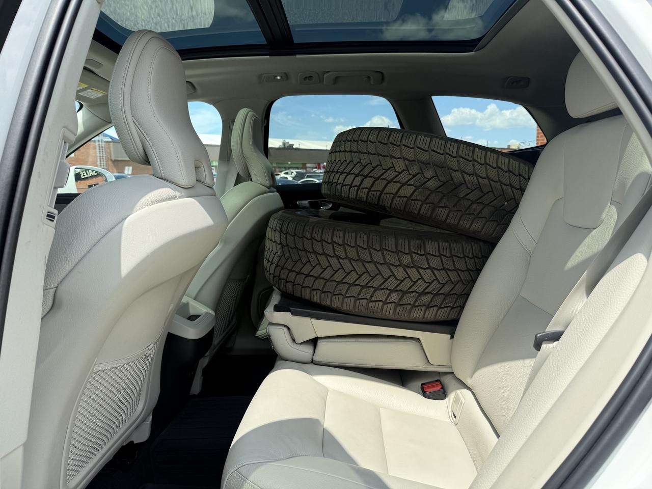 2022 Volvo XC60 B5 l AWD l Momentum l Google System l 2 Wheel Sets Photo