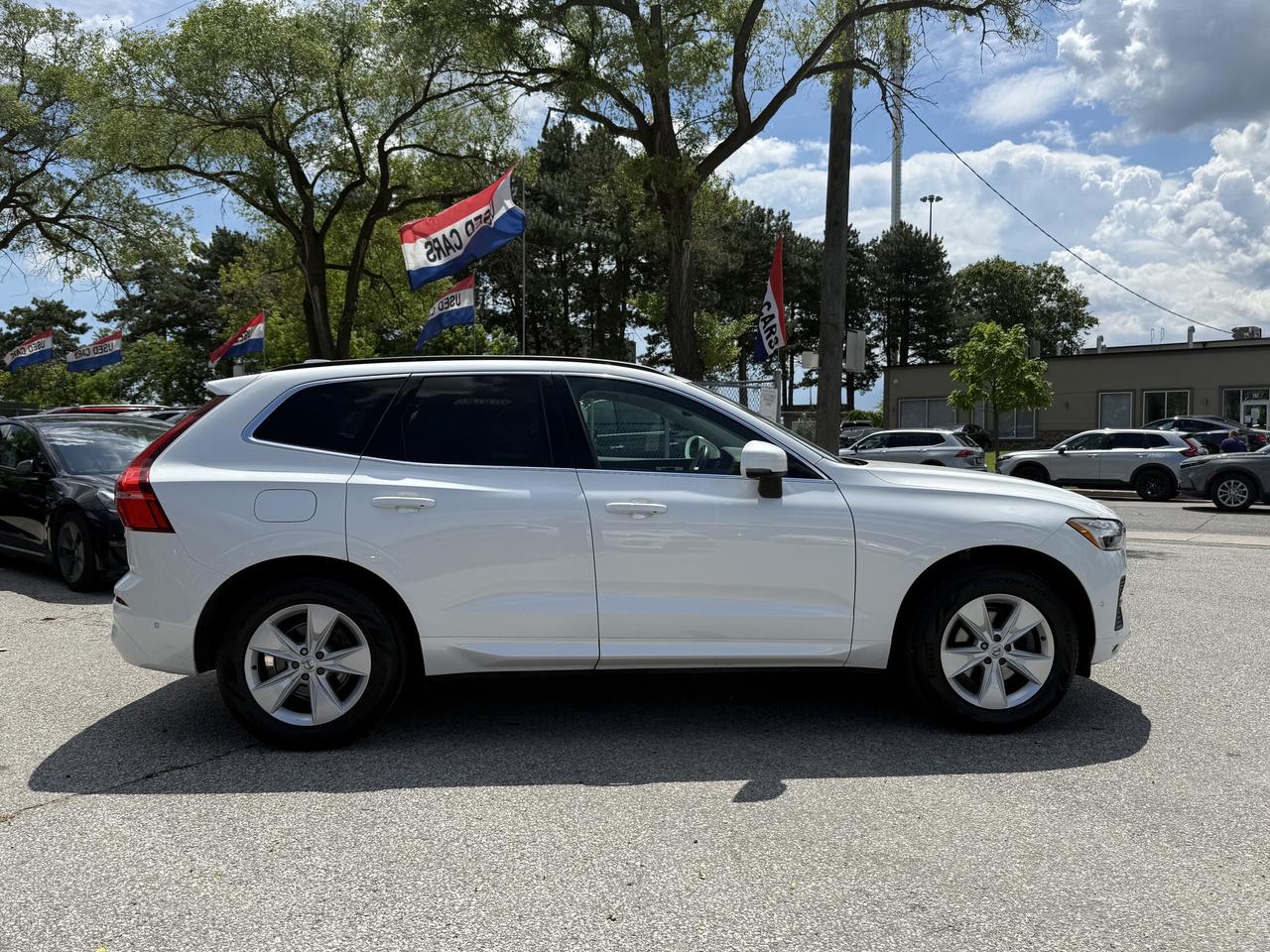 2022 Volvo XC60 B5 l AWD l Momentum l Google System l 2 Wheel Sets Photo