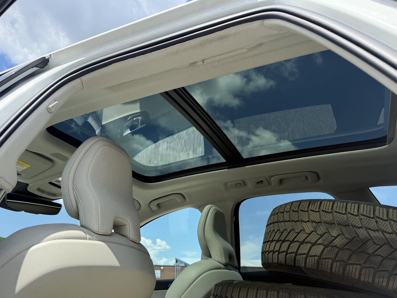 2022 Volvo XC60 B5 l AWD l Momentum l Google System l 2 Wheel Sets Photo