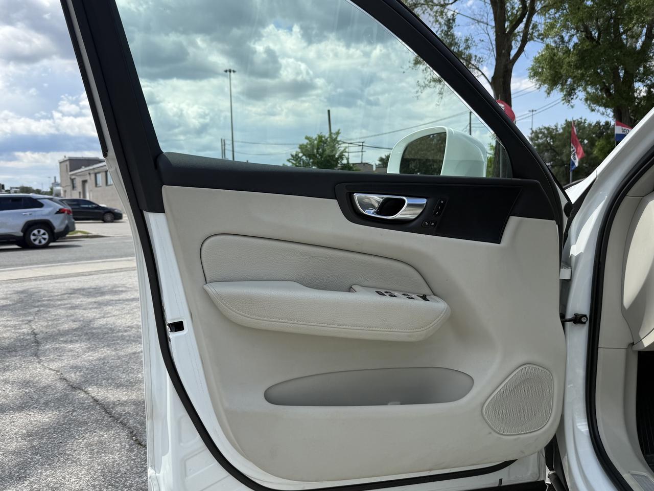 2022 Volvo XC60 B5 l AWD l Momentum l Google System l 2 Wheel Sets Photo