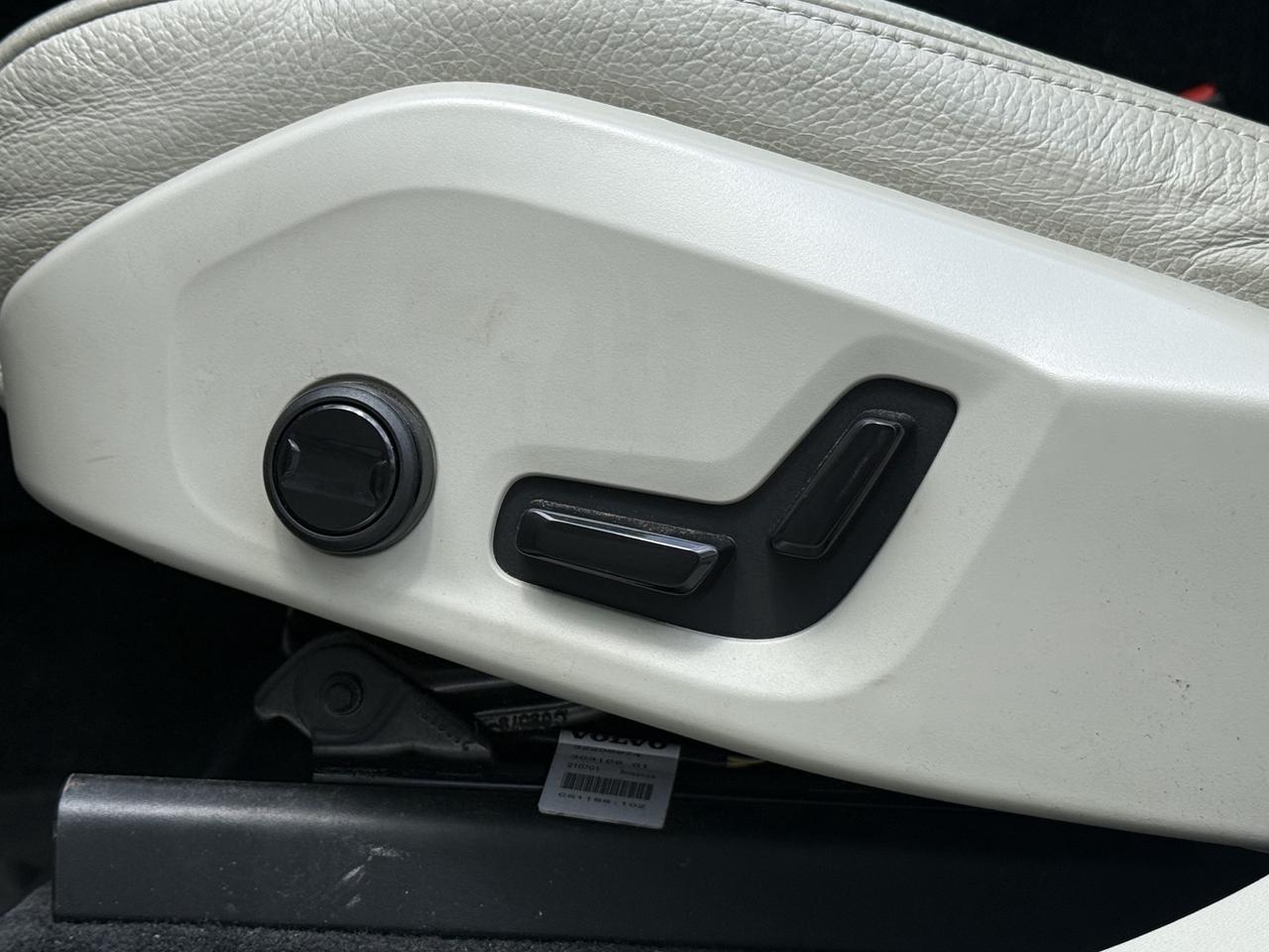 2022 Volvo XC60 B5 l AWD l Momentum l Google System l 2 Wheel Sets Photo