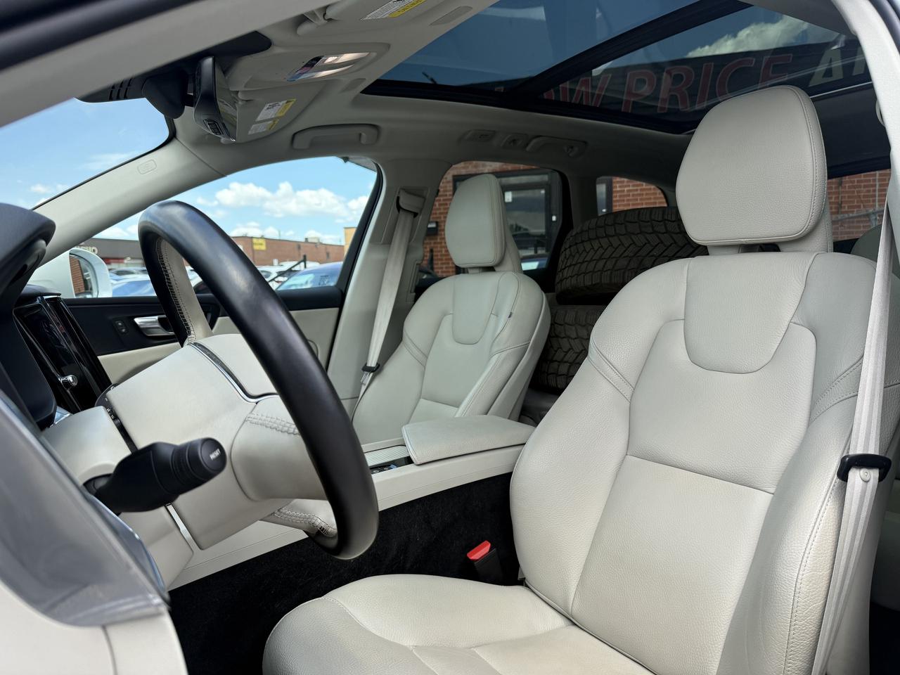2022 Volvo XC60 B5 l AWD l Momentum l Google System l 2 Wheel Sets Photo