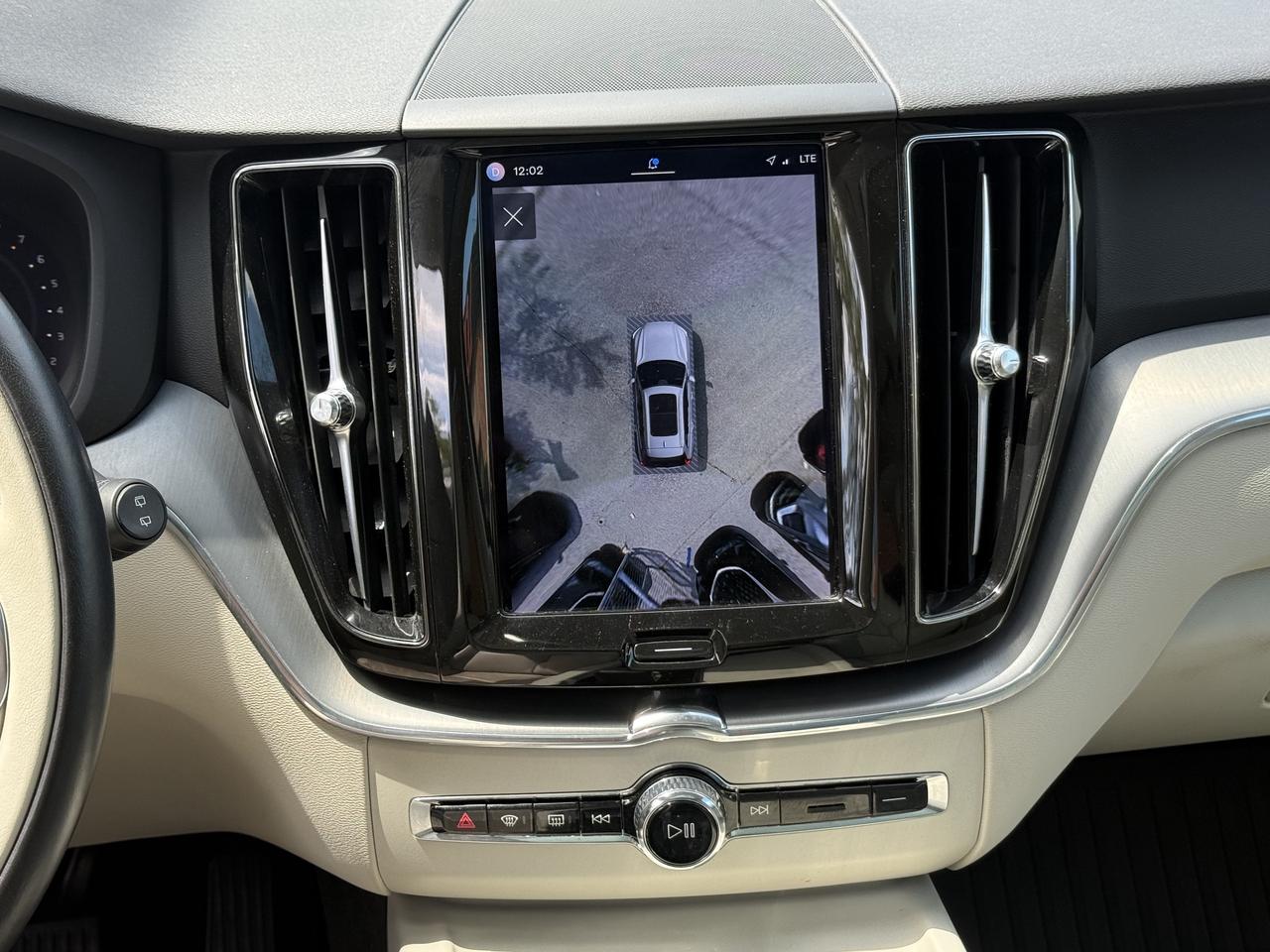 2022 Volvo XC60 B5 l AWD l Momentum l Google System l 2 Wheel Sets Photo
