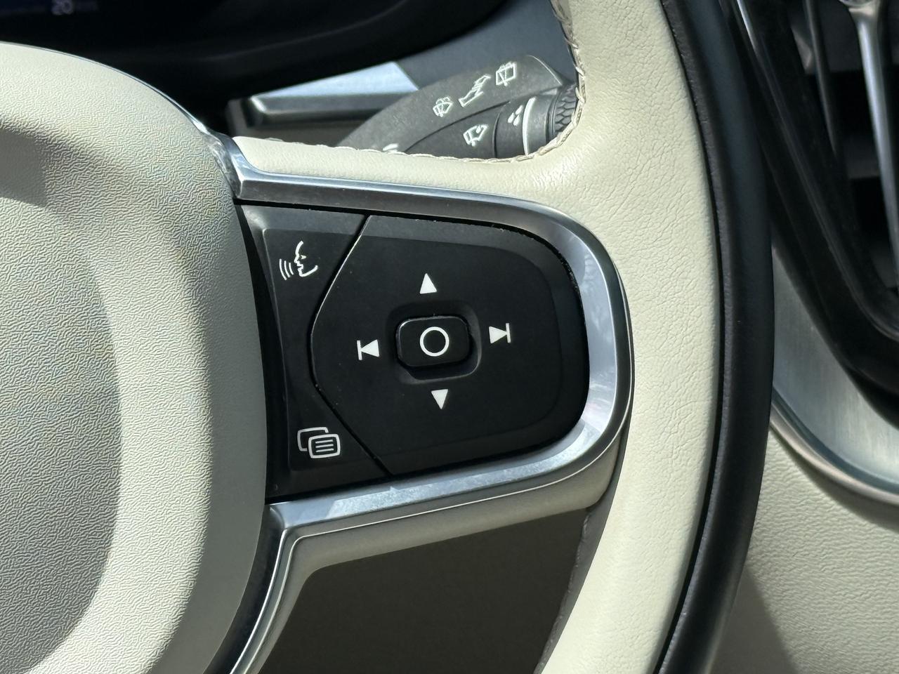 2022 Volvo XC60 B5 l AWD l Momentum l Google System l 2 Wheel Sets Photo
